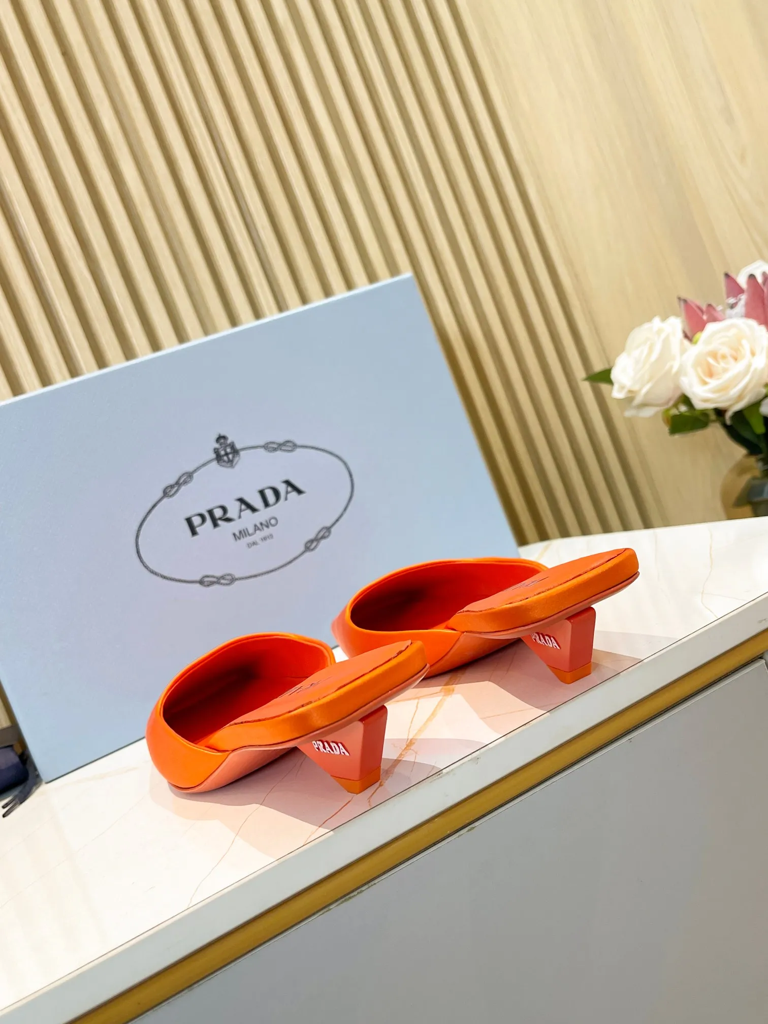 👟👟Ex-factory price 540👟👟 🐳Prada〰️2024 new style🆕Triangle logo🔺Top version of triangular heel square toe Mule slippers ✔️Material and craftsmanship: ✔️Upper: imported silk satin ✔️Inner lining: original sheepskin lining ✔️🇮🇹Imported leather outsole ✔️Size: 35-39 (custom size 40 is non-returnable)